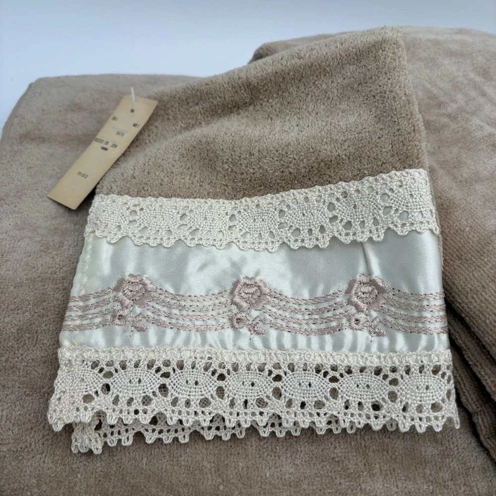 Vintage The Avanti‎ Look Tan/ Beige Towel 3 Pc Bath Washcloth Satin Lace Trim